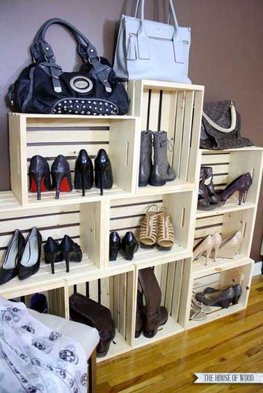 Idéal dans une entrée, un range chaussures réalisé avec des caisses en bois assemblées comme un puzzle et peintes en blanc cassé