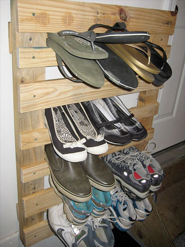 Réalisez en deux temps trois mouvements un rangement pour les chaussures en assemblant des tasseaux de bois ! Une astuce pas cher pour bien ranger la maison 
