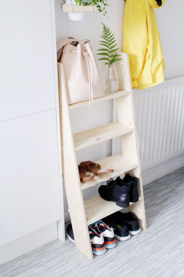 Voilà une solution futée pour ranger ses chaussures de manière originale et créative ! Un rangement de chaussures sur un petit escabeau bois à installer où vous voulez