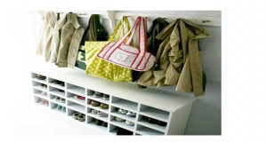 Une maison bien rangée ça commence par le rangement des chaussures. Plutôt qu’un meuble, voici des astuces pour ranger vos chaussures grâce à un peu de bricolage