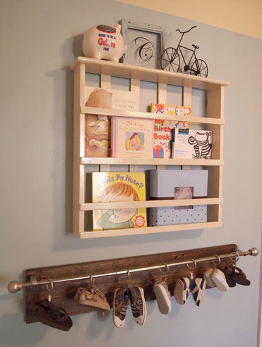 Idéale dans la chambre des enfants, ce rangement de chaussures réalisé avec une tringle de rideaux vous offrira un endroit pratique pour ranger les chaussures 