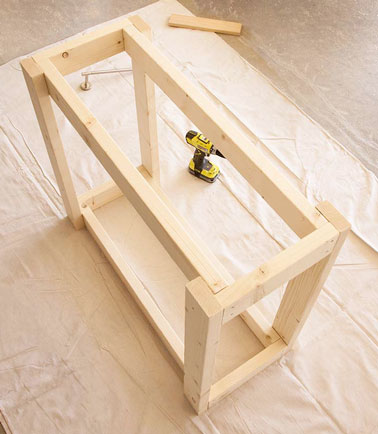 Après avoir fixés les tasseaux pour les pieds de la desserte de jardin sur chaque extrémité des deux cadres, obtenez ce résultat là, un bloc de bois rectangulaire. 