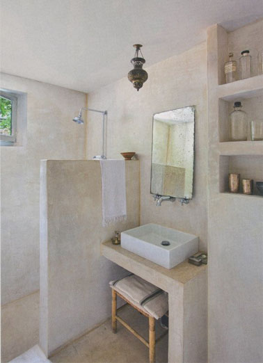 Ambiance spa dans cette petite salle de bain aménagée avec une douche italienne dont les murs sont habillés de stuc gris pour déco douce, originale apaisante !