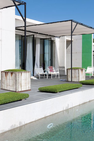Rien de mieux qu'un petit espace agréable judicieusement ombragée par une pergola en toile devant la piscine pour faire trempette à l'abris des rayons du soleil 