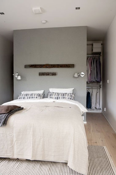 Pour bien organiser une petite chambre parentale, aménager un dressing derrière une cloison qui fait également office de tête de lit c'est judicieux et pratique ! 