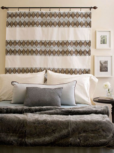 Réalisée simplement en accrochant une tringle et un rideau au dessus du lit, cette tête de lit 100% originale et pas chère embellit la déco de la chambre ! 