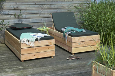 Transats faits avec des planches de bois. Rien de mieux, que de profiter du beau temps, se reposer tranquillement sur un transat dans le jardin ou sur la terrasse.