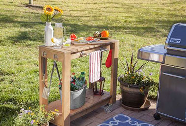 Aménager une desserte de jardin en bois sur la terrasse, voilà le mobilier idéal à faire soi-même pour des moments conviviaux, lors des apéros ou des barbecues. 