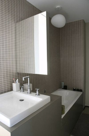 Placé d'un côté du mur, l'aménagement de cette petite salle de bain en longueur est ultra bien pensé ! Dos à dos, le lavabo et la baignoire occupent peu de place, pratique !