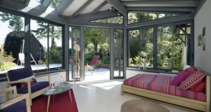 Quelle bonne idée d'aménager la chambre parentale dans la véranda ! Une pièce lumineuse ouverte sur le jardin où l'intimité est préservée pour un espace féérique