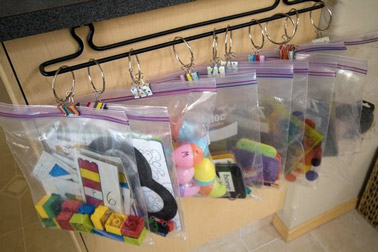 Pour éviter que les petits jouets ne trainent par terre et fassent mal aux petons des enfants, voilà une idée astucieuse et efficace pour ranger les legos par exemple !