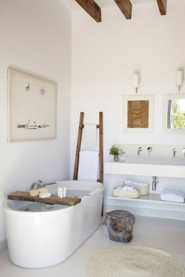 Baignoire îlot, couleurs naturelles, peinture blanche, touches de bois et petite plante, la déco est résolument zen dans cette salle de bain ultra détente !