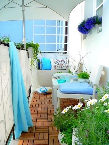Quoi de plus agréable que de prélasser sur le balcon sans être gêné par des regards extérieurs ? Grâce à un brise vue en toile et un parasol c'est possible !