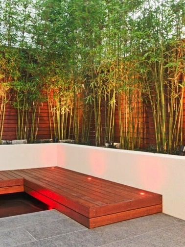 En plus de la cloture en bois, les bambous participent à la déco et protègent le jardin des regards du voisinage afin d'obtenir un espace extérieur agréable 