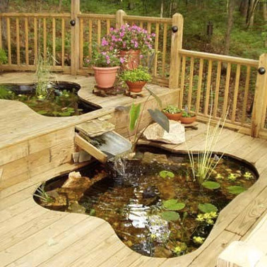 Un bassin sur le terrasse en bois en déco extérieure