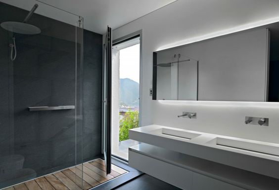 Le béton ciré peut être un allié de taille dans une salle de bain design ! Ici, le mur de la douche italienne en béton ciré ne manque pas d'allure et souligne la déco !
