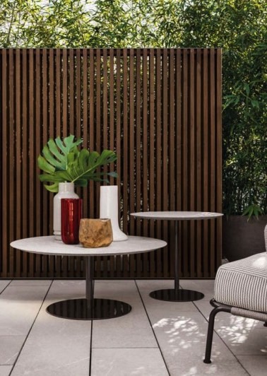 Sur la terrasse du jardin, le brise vue en bois combiné à la verdure devient un allié de taille indispensable afin d'aménager un petit cocon extérieur 
