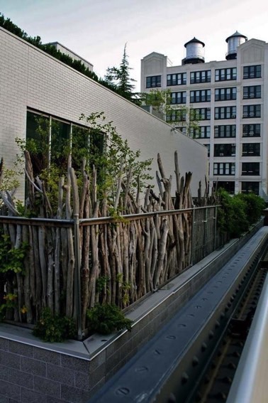 Voilà un brise vue qui donne un style original à la déco du balcon ! Réalisé avec des branches de bois, le brise vue offre de l'intimité à ce petit espace extérieur 