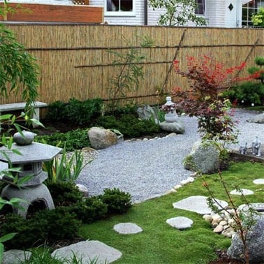 Dépaysement dans le jardin grâce à une déco zen ! Un espace protégé des regards extérieurs grâces à des canisses qui trouvent complètement leur place 