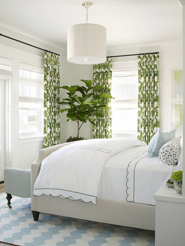 Les rideaux ne manquent pas d'apporter leur petite touche d'originalité à la chambre ! La preuve ici avec une déco 100% nature jusqu'au bout des rideaux verts et blancs !