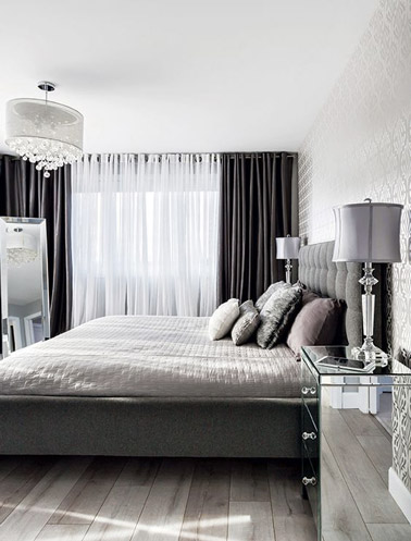 Voilà une chambre parentale ultra chic qui ne manque pas d'élégance et où rien n'est laissé au hasard ! Une déco raffinée complétée par des rideaux noirs et blancs 