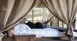 Aménager une chambre parentale cosy qui favorise le repos, c'est pas sorcier ! Grâce à des voilages, la déco chambre se fait romantique et charmante à souhait