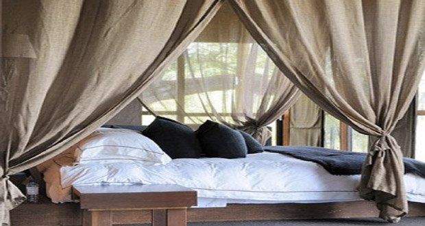Aménager une chambre parentale cosy qui favorise le repos, c'est pas sorcier ! Grâce à des voilages, la déco chambre se fait romantique et charmante à souhait