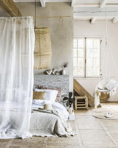 Voilà une déco inspirée de couleurs naturelles qui ne manquent pas d'apporter une ambiance chaleureuse à cette chambre parentale où le lit adopte les voilages 