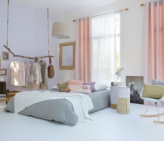 Rien ne vaut la douceur d'une chambre parentale à la déco scandinave où les rideaux sont roses pastel combinés à un voilage blanc pour filtrer la lumière ! 