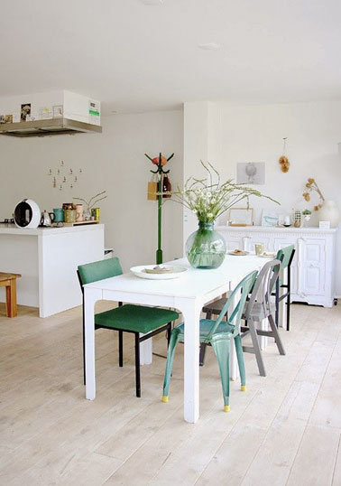 Des murs peints de couleur lin clair et du parquet flottant pour cette cuisine ouverte ultra agréable ! Pour la déco, des touches de couleurs pastel et le tour est joué