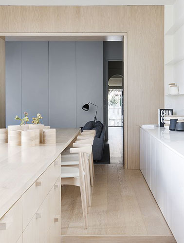 Cette charmante cuisine ne manque pas d'élégance avec l'alliance du blanc et du beige dans la déco ! Des couleurs douces pour un espace ultra lumineux et chic 
