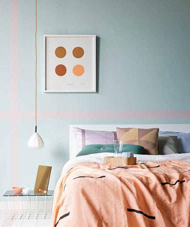 Une chambre à la déco douce qui promet des moments de détente ! Bleu vert et rose pastel sur les murs se marient joliment aux coussins et à la parure de draps 