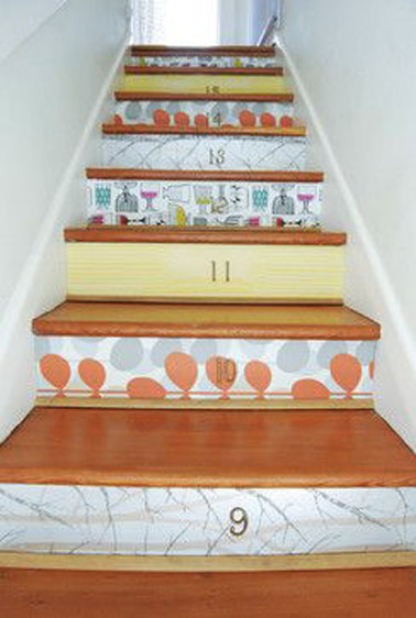On mise sur les couleurs vives dans les escaliers grâce à des lés de papiers peints collés sur les contremarches pour une déco originale qui en jette !