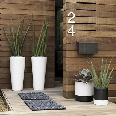 On combine bois, petit tapis à motif galets et cactus pour la déco devant la porte d'entrée ! Une ambiance ultra zen qui ne manquera pas de mettre vos invités à l'aise 