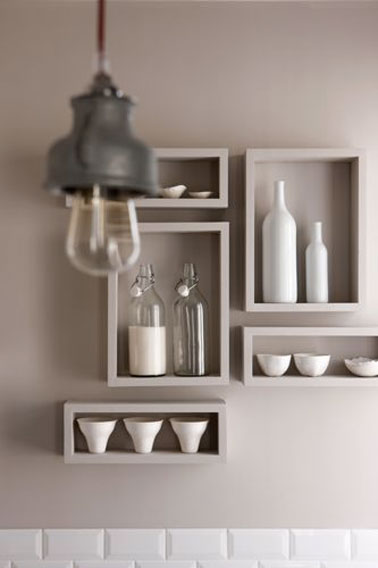 Pour donner une touche de douceur à une pièce, optez pour des murs de couleur vieux rose ! Avec des étagères de rangements assorties, voilà une déco charmante