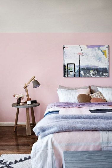 On craque à coup sur pour la déco aux tons de rose, bleu ciel et parme de cette chambre ultra romantique. Ambiance douce et sereine pour un espace tendre ! 