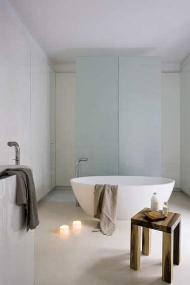 Décoration scandinave et ultra épurée dans cette salle de bain blanche relaxante aménagée avec une baignoire îlot qui ne manque pas d'élégance et de classe !