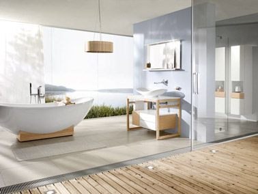 La salle de bain adopte une ambiance déco naturelle grâce à des couleurs neutres, une baignoire îlot et du bois. Moments de relaxation assurés dans le bain !