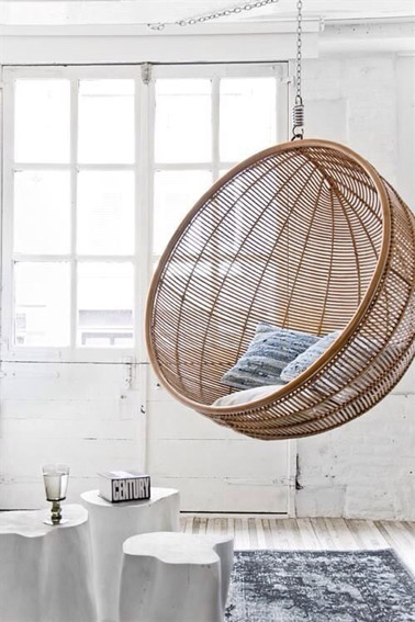 Pour se balancer en douceur tout en se reposant ou en bouquinant, voici un beau fauteuil suspendu en rotin soulignant la déco cosy du salon. Ultra original ! 