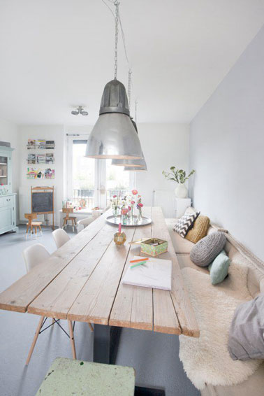 Ultra lumineuse, cette salle à manger conviviale adopte des couleurs pastel en déco pour une ambiance scandinave qui ne manque pas de charme et de douceur !