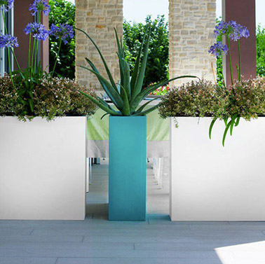 Voilà une astuce incontournable pour délimiter votre espace extérieur sur la terrasse par exemple ! Il vous suffit d'utiliser de grands pots déco et le tour est joué !
