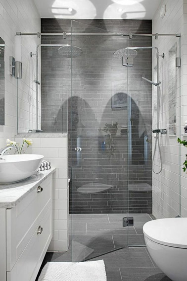 Déco chic et mariage de blanc et de gris dans une petite salle de bain aménagée avec une douche italienne pour optimiser complètement l'espace de la pièce !