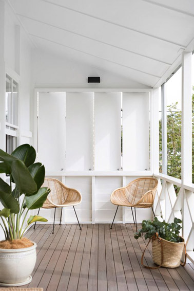 Dépaysement sur la terrasse en bois ! Ambiance exotique et déco tropicale derrière la maison avec deux petits fauteuils en rotin naturel pour un extérieur top ! 