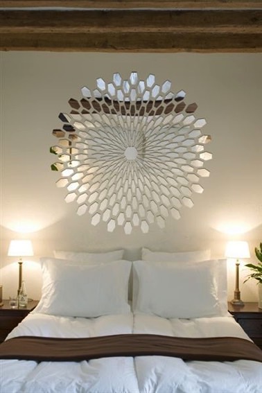 Voilà un effet déco hyper original réalisé grâce à des petits fragments de miroirs ! Au dessus du lit, une belle fleur prend place pour une chambre pleine de charme 