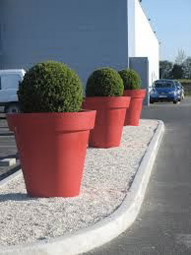 Ici, pour habiller joliment l'allée menant à la maison, on a décidé d'installer de grands pots colorés mettant en avant des plantes, top comme idée déco non ? 