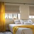 On ne néglige surtout pas le choix des rideaux dans la chambre ! Colorés, à motifs, rideaux en voilages ou en satin, voici de quoi vous inspirer pour la déco chambre !
