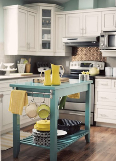 L'ilot central permet d'obtenir plus de rangements, d'avoir un petit plan de travail ou un coin repas ! Idéal pour aménager une petite cuisine de façon déco !