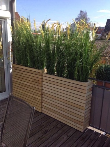 Installer des jardinières hautes à l'extérieur, voilà une idée aussi pratique que déco afin d'embellir le balcon tout en se protégeant des regards indiscrets !