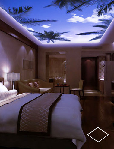 Charmante la déco de cette chambre qui est mise en valeur par un plafond lumineux reproduisant le ciel ! Invitation au voyage et à la relaxation, c'est top !