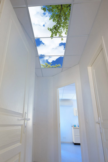 Voilà une idée déco innovante pour faire entrer la nature à l'intérieur ! Des luminaires plafonniers imitant le ciel pour un effet ultra bluffant et charmant ! 